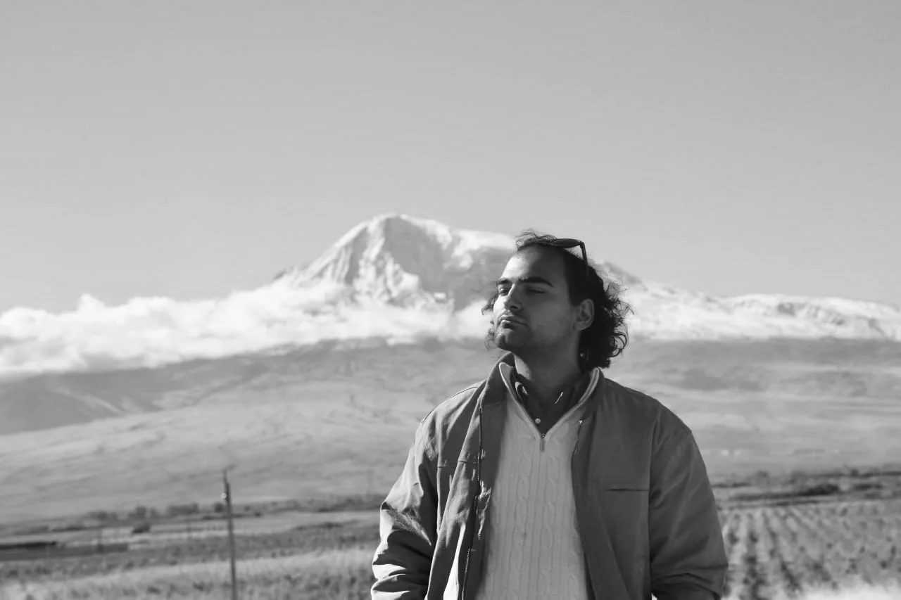 Behind the scenes photo 40